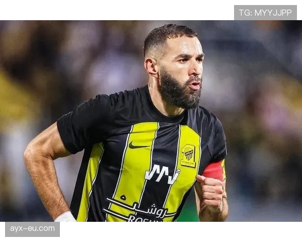 本泽马在皇马战术体系中的角色演变：从支点到核心