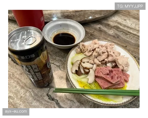 字母哥家冰箱里只放鸡胸肉和水，连瓶可乐都找不到